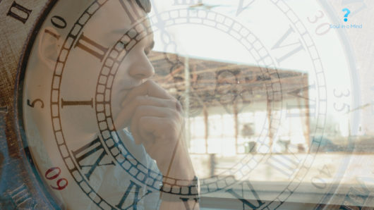 Homme qui pense dans un train horloge du temps.jpg