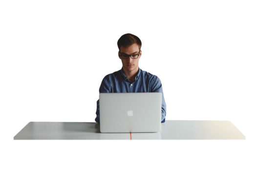 Jeune homme qui travail dans un environnement zen sur un ordinateur portable apple mac pro sans stress