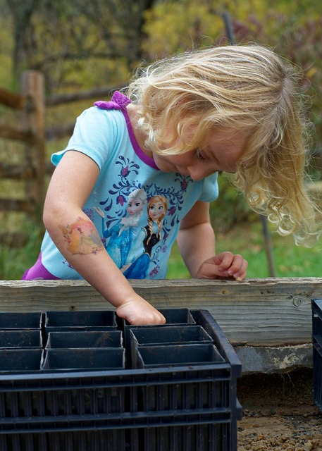 fille planter graines