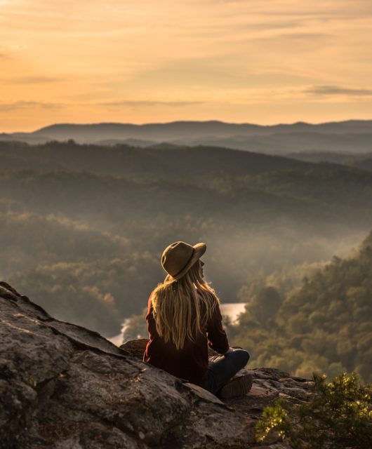 femme blonde seule nature