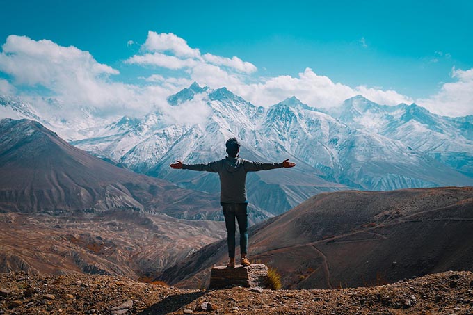 Homme bras ouvert montagne