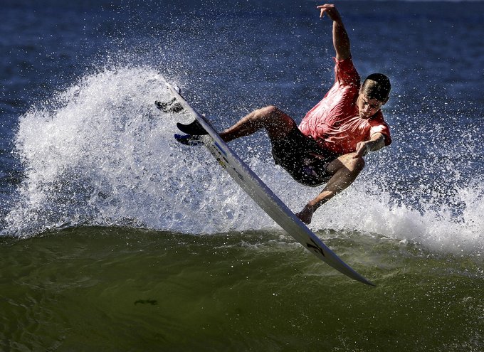 surfer écume saut vague