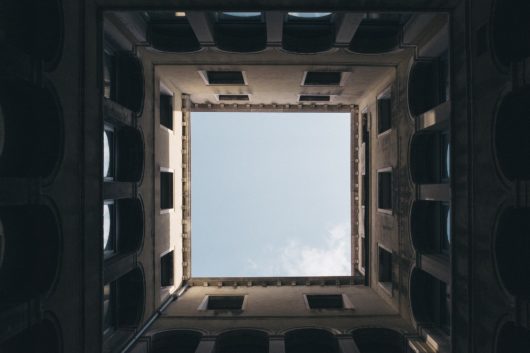 ciel-bleu-bâtiments-la-respiration-au-carré