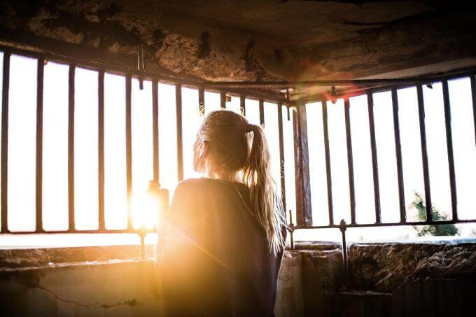 Femme enfermée dans une cage