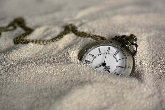 Montre dans le sable pour ne pas s'ennuyer 