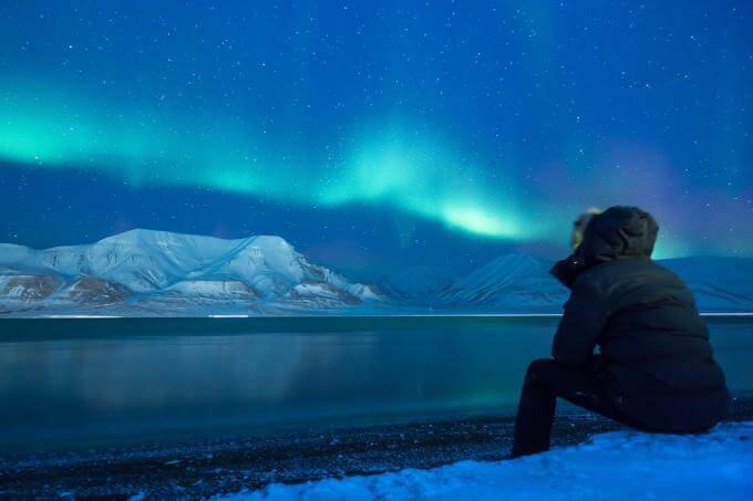 Personne regardant la glace