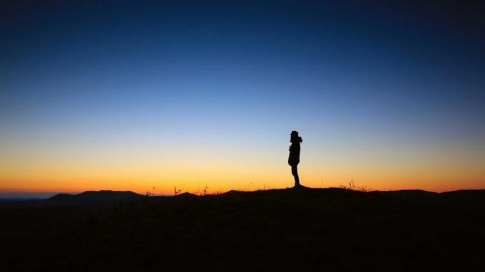 homme qui regarde au loin